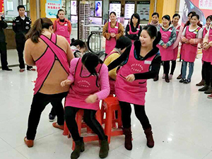 衣博汇贵港店组织员工进行趣味游戏活动