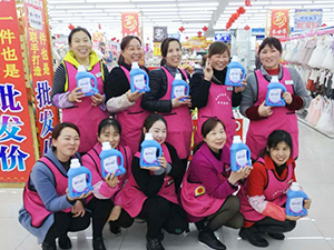 “三八”妇女节 衣博汇云梦店向女性送祝福