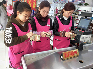 强化员工技能 衣博汇云梦店开展收银技能考核