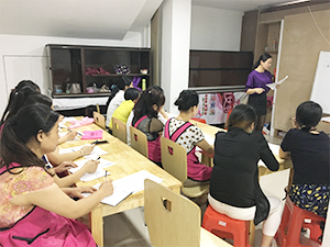 衣博汇怀化店开展货品管理培训