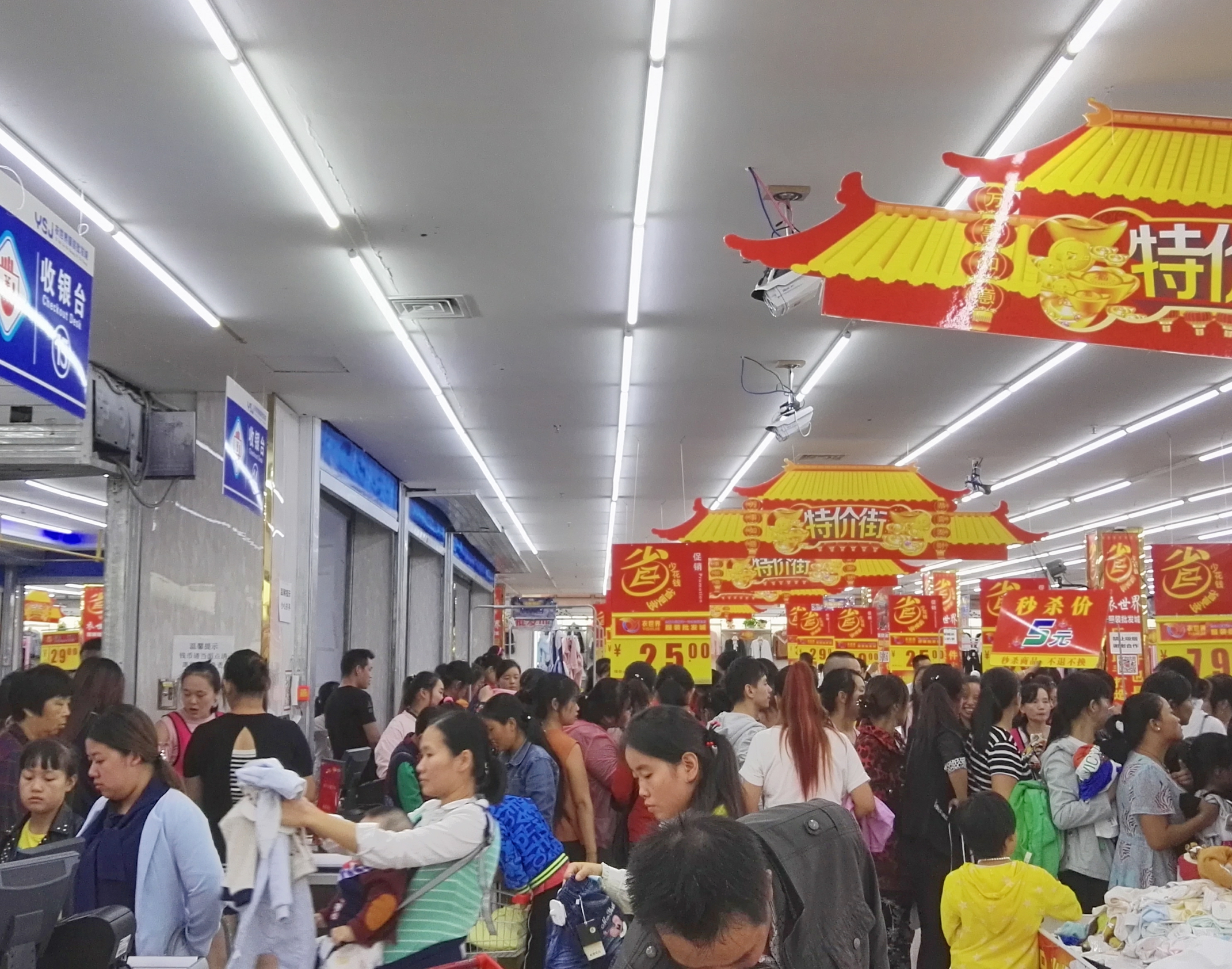 衣博汇云梦店秋季新款上市 迎来购物热潮