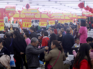 衣博汇贵港店举行专场特卖会