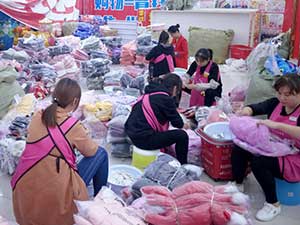 团结协作   凝聚力量 ——衣博汇云梦店紧密配合确保冬季新款上架