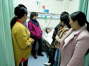 衣博汇铜仁店组织人员慰问患病员工