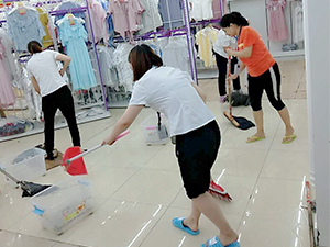 衣博汇绵阳店组织员工抢险排危