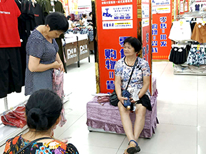 衣博汇云梦店增设休闲座椅 提升购物体验