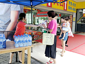 衣博汇绵阳店为顾客派发矿泉水
