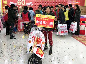 衣博汇贵港店举行抽福袋送大礼活动