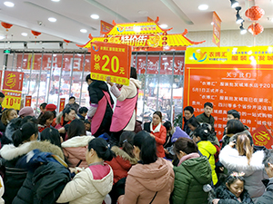 衣博汇浠水店限时“秒杀”受热捧