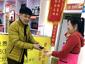 衣博汇贵港店员工拾金不昧获顾客赞扬