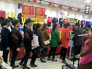 衣博汇浠水店“一元抢购”活动受热捧