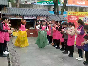 衣博汇兴义店组织“妇女节”趣味游戏活动