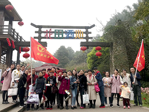衣博汇泸州店组织员工春游活动