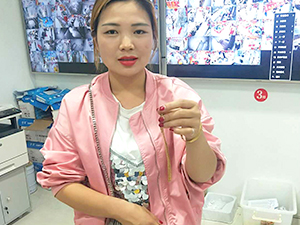 衣博汇阳新店员工拾金不昧传递正能量