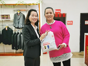 衣博汇云梦店员工行善举彰显企业文化