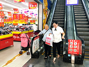 衣博汇云梦店关爱老人 服务至上