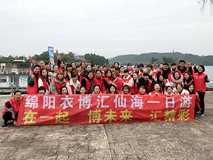 公司各门店组织员工团建活动
